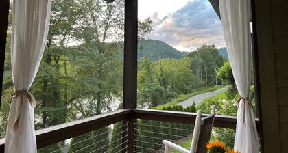 Charming Cottage- Away from it all on the river!