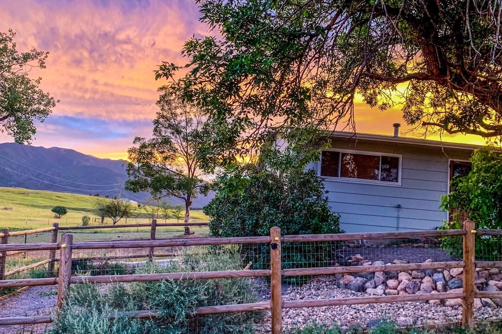 Horsefeathers Tiny Ranch Guesthouse