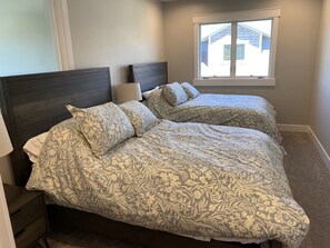 4 bedrooms, desk, iron/ironing board, travel crib - Visit Beautiful Swan Valley - Short drive to Victor and Jackson  (Swan Valley)