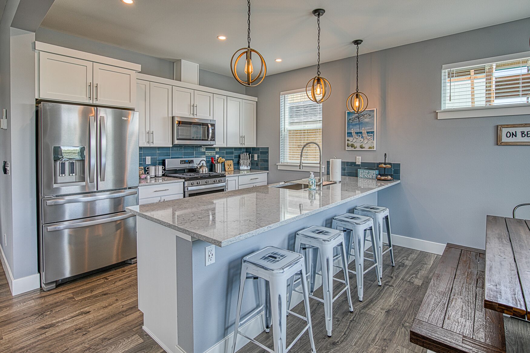 冷蔵庫、電子レンジ、オーブン、コンロ