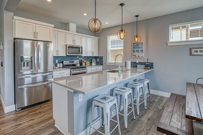 Jääkaappi, mikroaaltouuni, uuni, liesi