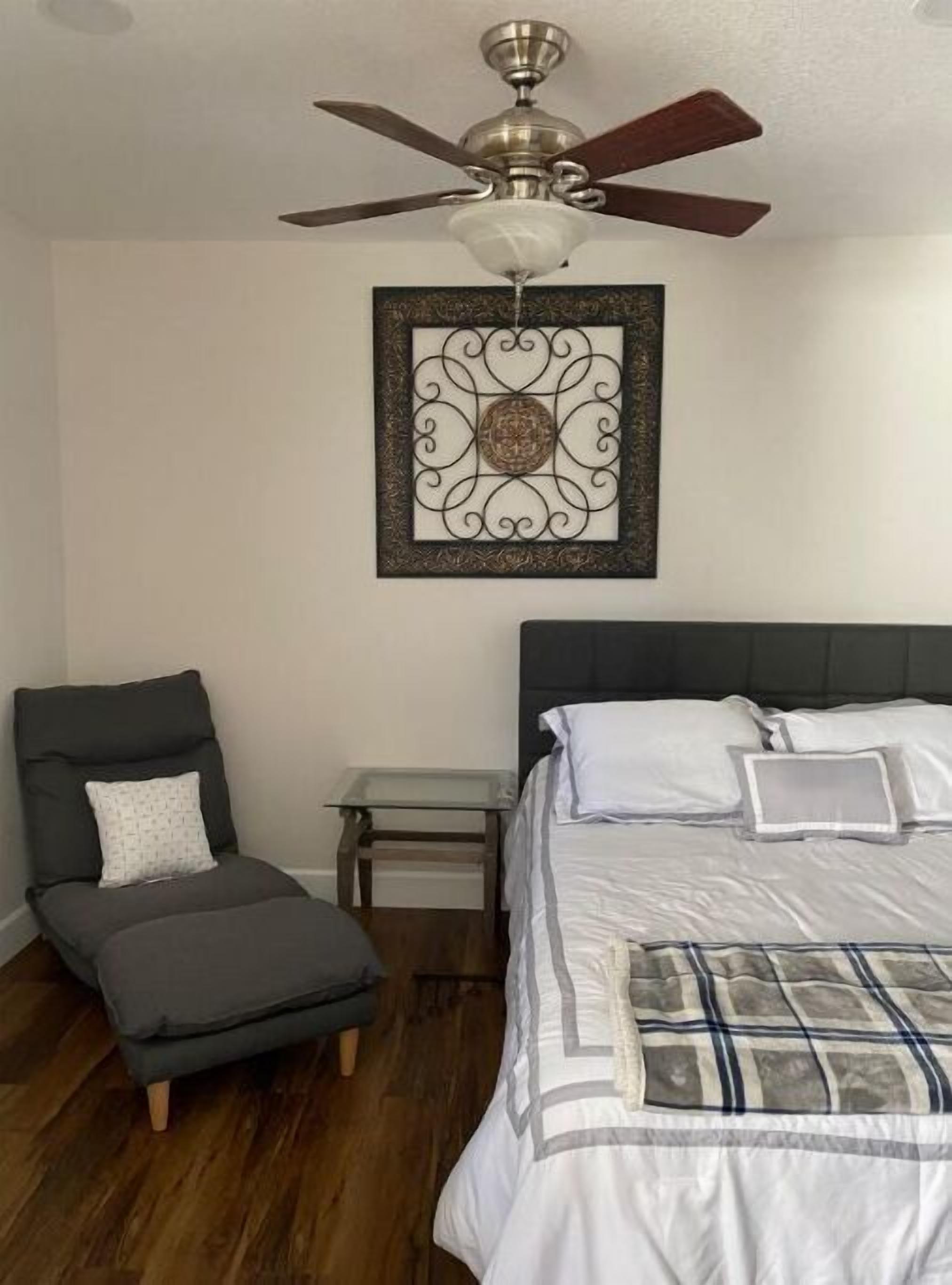 1 habitación, tabla de planchar con plancha, wifi gratis y ropa de cama 