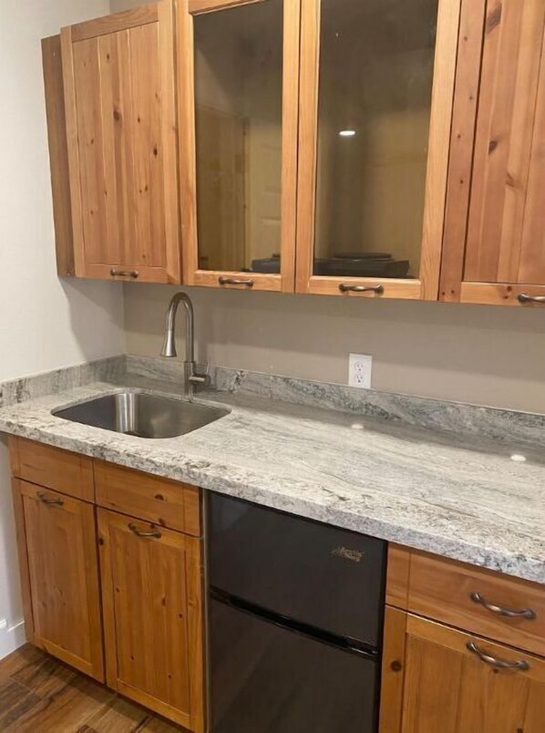 Jääkaappi, mikroaaltouuni, liesi, kahvin-/teenkeitin