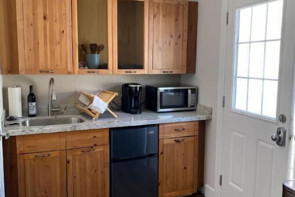 Een koelkast, een microgolfoven, een kookplaat