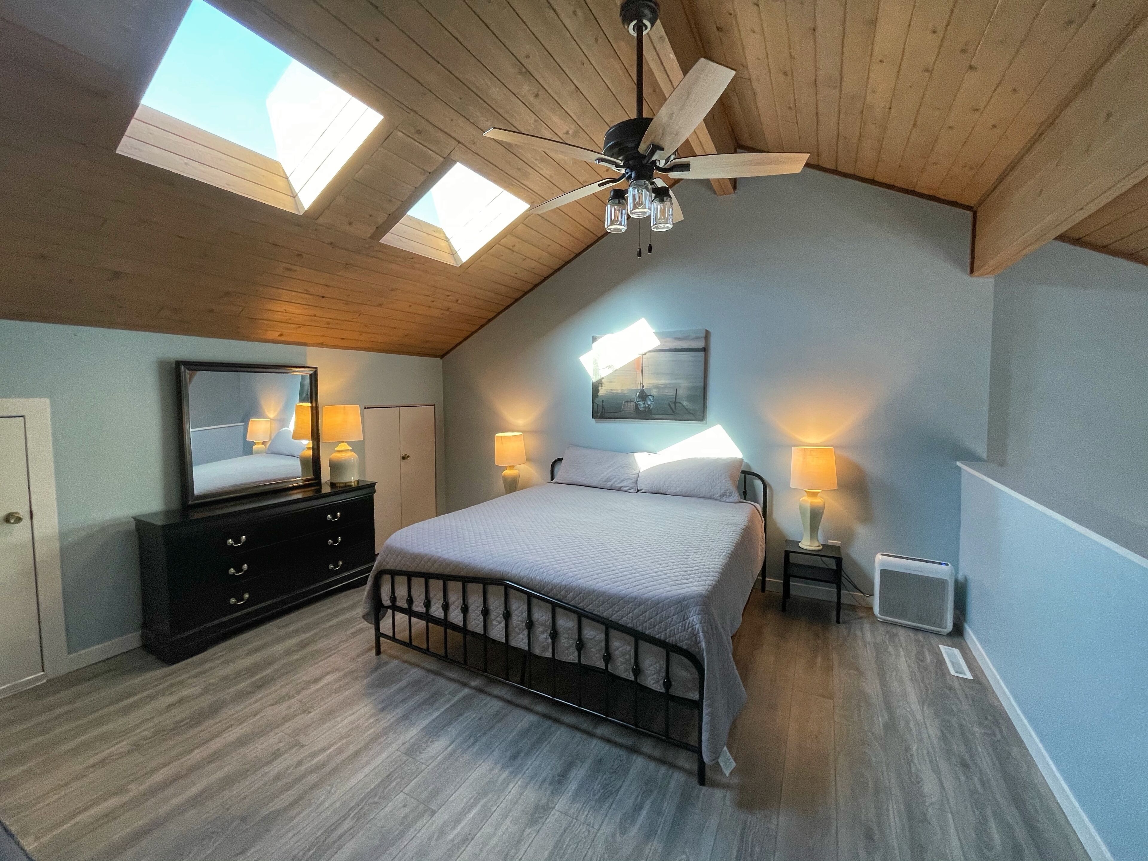 Lakefront SML penthouse with stunning mountain-lake views, pools, beach, + more!