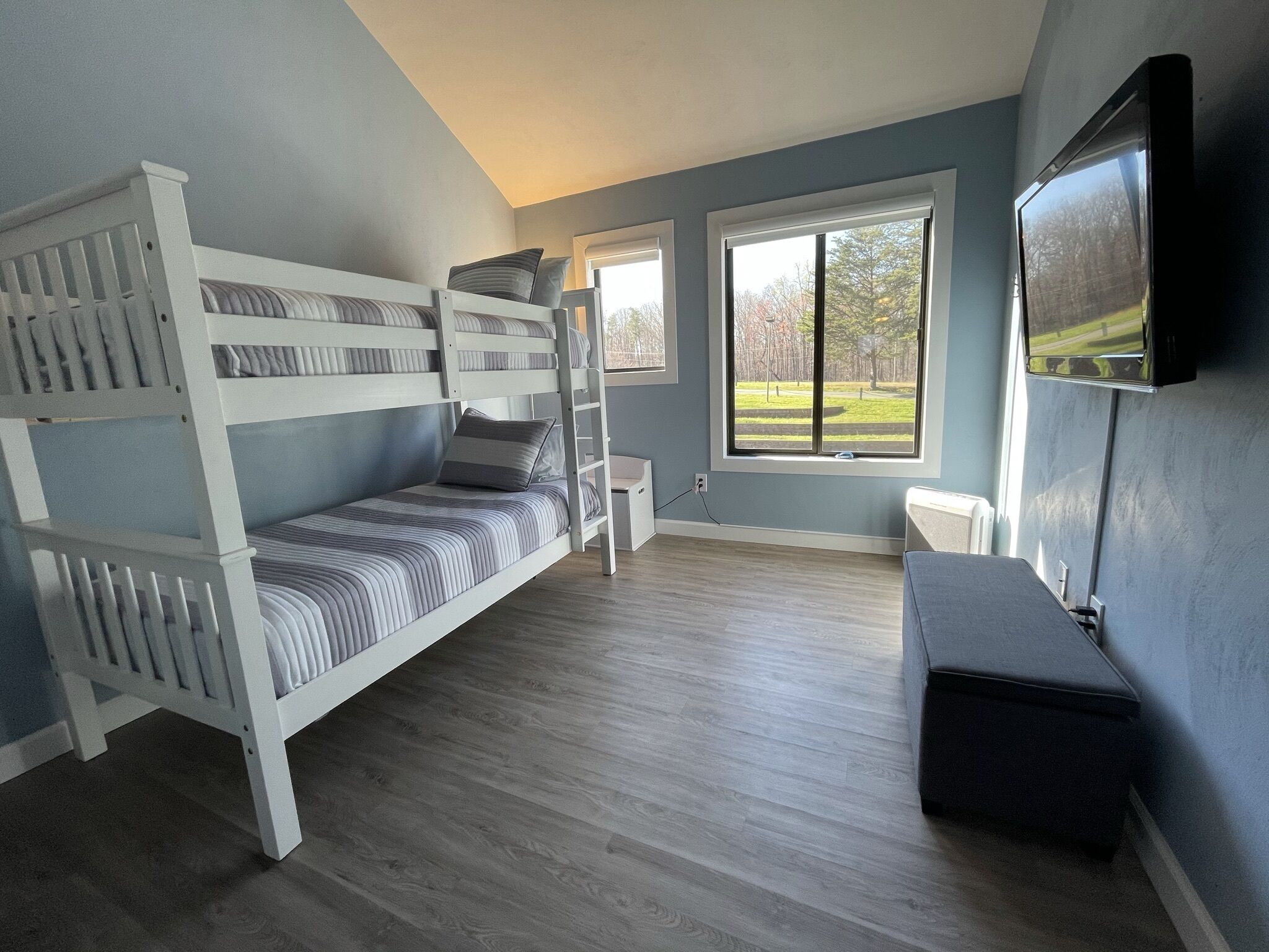 Lakefront SML penthouse with stunning mountain-lake views, pools, beach, + more!