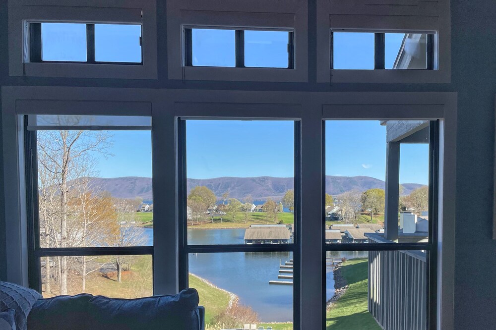 Lakefront SML penthouse with stunning mountain-lake views, pools, beach, + more!