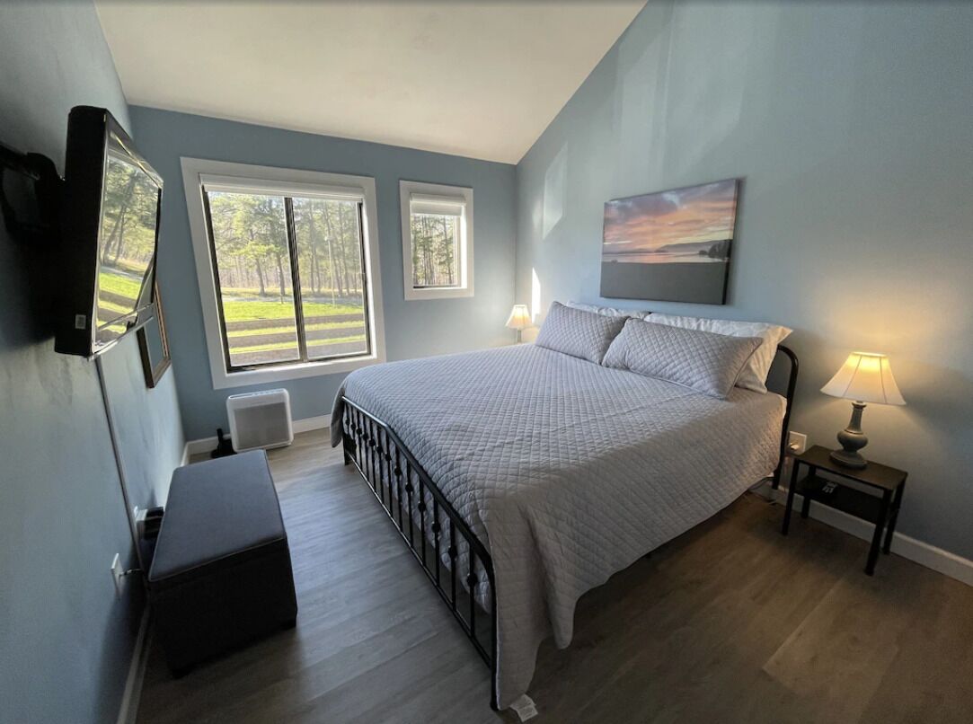 Lakefront SML penthouse with stunning mountain-lake views, pools, beach, + more!