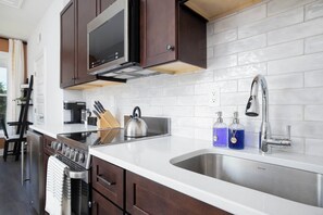 Frigorífico pequeño, microondas, horno y placa de cocina