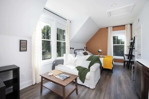 1 dormitorio, cortinas opacas, tabla de planchar con plancha