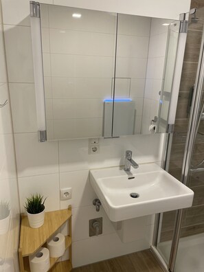 Dusche, Haartrockner, Handtücher, Seife