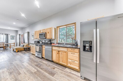 Modern Mtn Home w/ Sports Court, Near Alto Lake!