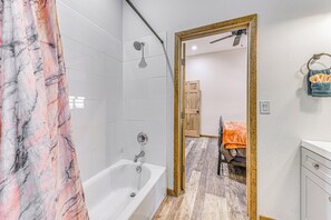 Produtos de toalete grátis, secador de cabelo, toalhas de banho 
