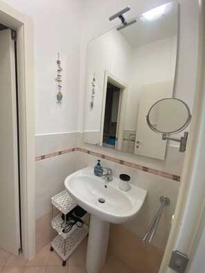 Dusche, Haartrockner, Bidet