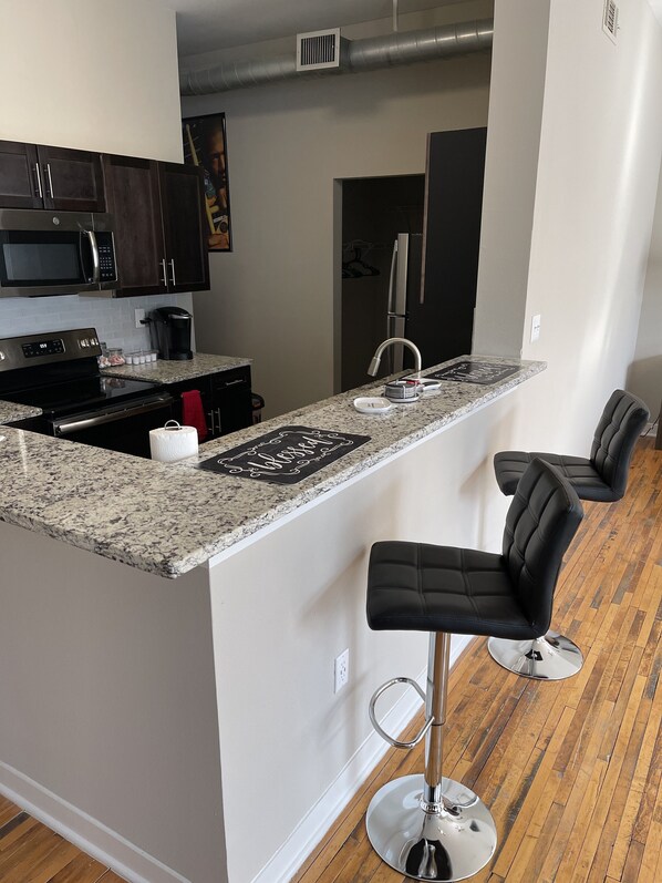 冷蔵庫、電子レンジ、オーブン、コンロ