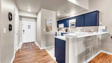 KylskÄp, mikrovÄgsugn, ugn och spishÀll