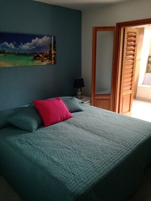 2 habitaciones, tabla de planchar con plancha y ropa de cama 