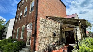 Un bâtiment en briques avec une enseigne indiquant « Murphy’s Pub & Bar » et un mur en pierre.