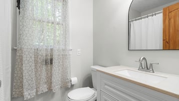 Combined shower/tub, hair dryer, towels