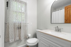Combined shower/bathtub, hair dryer, towels