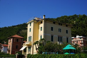 Exterior - Luxury apartment in the olive grove in the hinterland of Alassio/Albenga, carport, Wifi (Casa nova Lerrone)