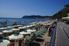 Beach nearby, sun-loungers - Luxury apartment in the olive grove in the hinterland of Alassio/Albenga, carport, Wifi (Casa nova Lerrone)