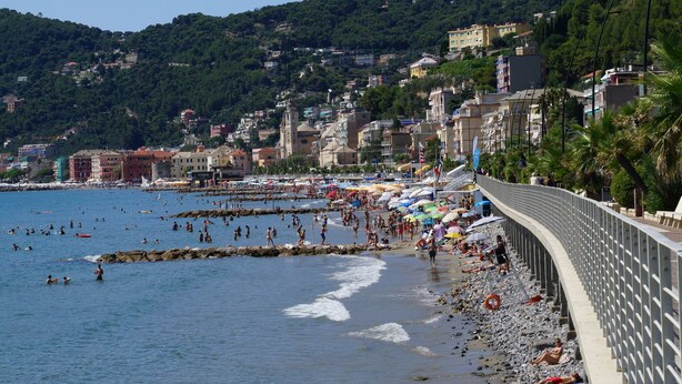 A coastal town with a beach, rocky shoreline, and buildings on a hillside. - Luxury apartment in the olive grove in the hinterland of Alassio/Albenga, carport, Wifi (Casa nova Lerrone)