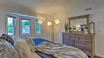 3 bedrooms, iron/ironing board, travel crib, internet