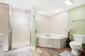 Ensemble douche/baignoire, baignoire à jets, sèche-cheveux, savon
