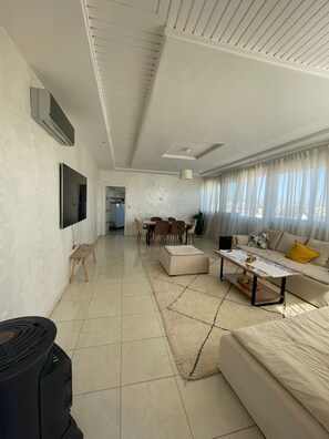 TV, offices - Appartement Spacieux et Ensoleillé Plein sud Avec Grande Terasse Sans vis a vis (Tangier)
