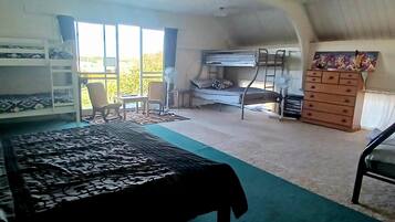 2 bedrooms, desk, iron/ironing board, free WiFi