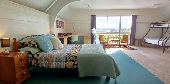 2 soverom, skrivebord, strykejern/-brett og wi-fi (inkludert)