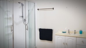 Regadera, toallas, jabón, papel de baño 