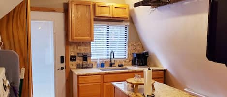 Frigorífico, microondas, horno y placa de cocina