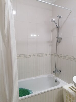 シャワー付き浴槽、ビデ、トイレットペーパー