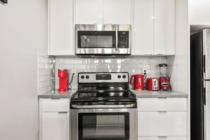 Réfrigérateur, four à micro-ondes, un four, surface de cuisson
