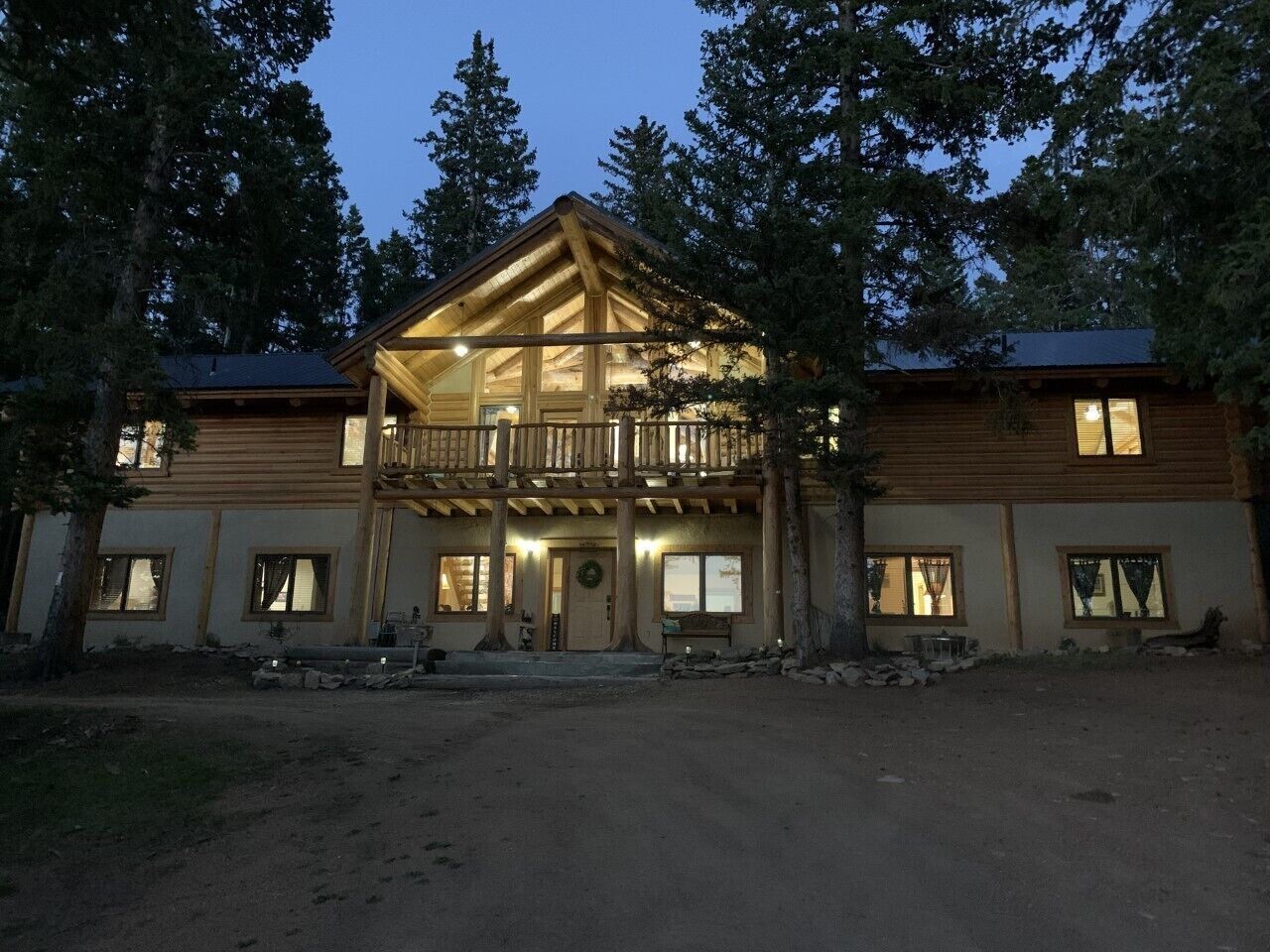 Beautiful Custom Log Home in the Mountains- Great for Large Families