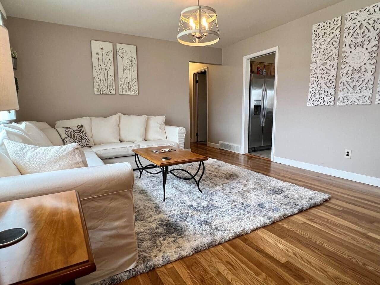 Smart TV, libros, oficina