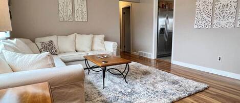 智能電視、書籍、 辦公室