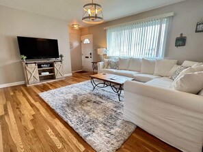 Smart TV, libros, oficina