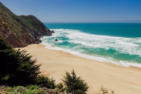 Nær stranden og strandhåndklær