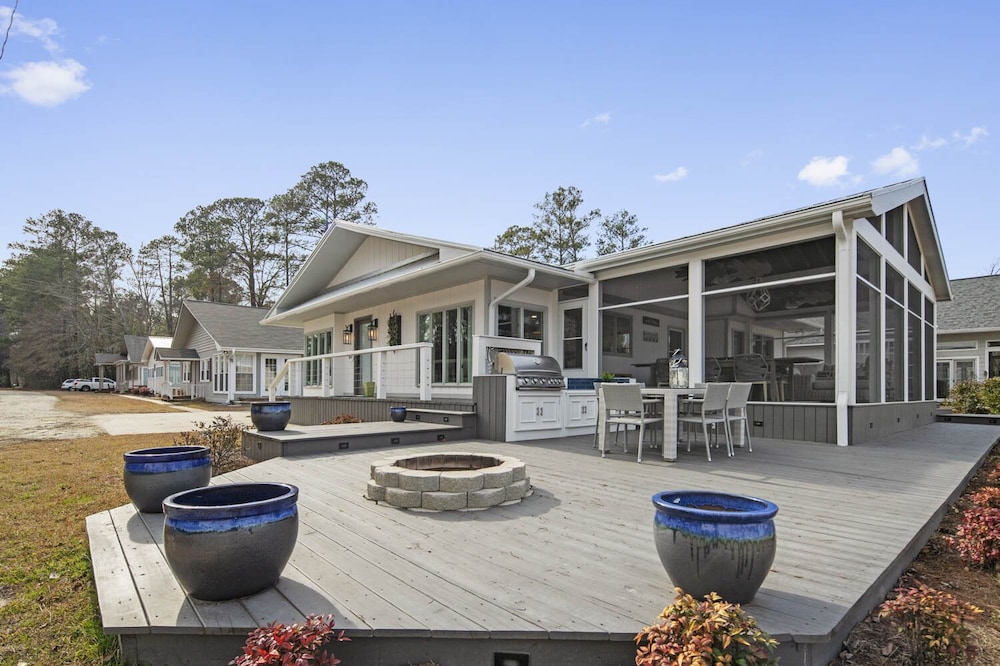 Beautiful, Lakeside Retreat