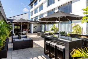 Outdoor dining - Quality Hotel Plymouth International (New Plymouth)
