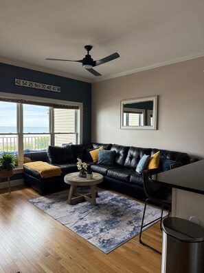 Smart TV, fireplace, stereo