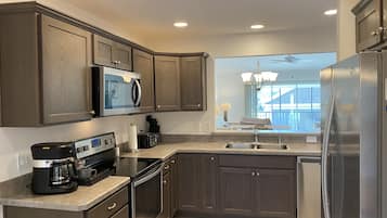 Geladeira, micro-ondas, fogão, cooktop