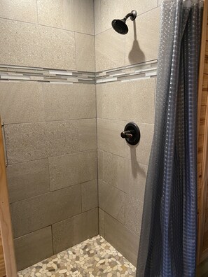 Douche, serviettes fournies, papier de toilette