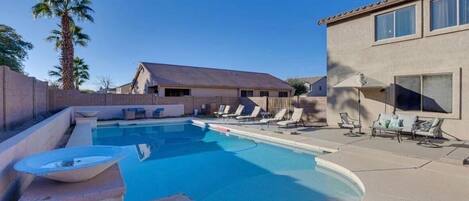 Una piscina al aire libre