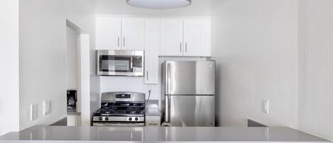 Kühlschrank, Mikrowelle, Ofen, Geschirrspüler