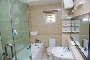 Bathtub, hair dryer, towels - Furnished 4 Beds Semi-Det House in Abuja, Nigeria (Abuja)