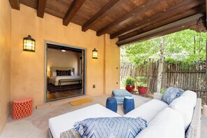 Terrace/patio - Alameda Escondido - Luxury Adobe, Walk Everywhere (Santa Fe)